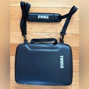 Thule Sweden MacBook Hard Laptop Carrying Case Black W/ Strap, 13”x9”x3”